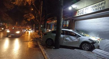 Kontrolden çıkan otomobil kırtasiyeye girdi