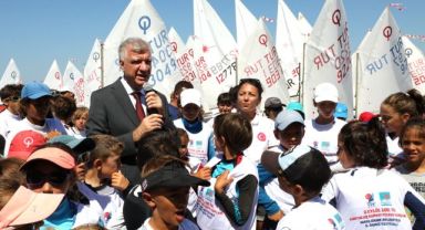 Kurtuluşun kahramanlarına İzmir Körfezi’nde saygı duruşu