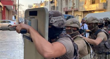 Mersin'de belediye çalışanlarına PKK operasyonu