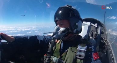 Milli Savunma Bakanı Akar, F-16 kokpitinde