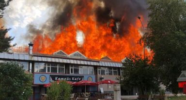 Öğrenci yemekhanesindeki yangında alevler gökyüzünü sardı