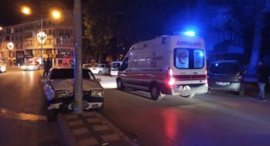 Orta refüje çıkıp aydınlatma direğine çarpan aracın sürücüsü yaralandı