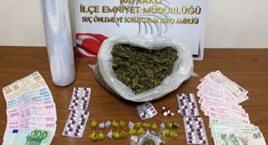 Polisi görünce uyuşturucu dolu poşeti aşağı attılar