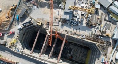 Sancaktepe'de metro çalışmasında vinç devrildi