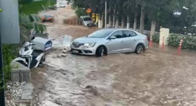 Su hattı patladı, cadde göle döndü