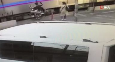 Sultangazi'de feci kaza, tramvayla çarpışan motosikletli metrelerce sürüklendi