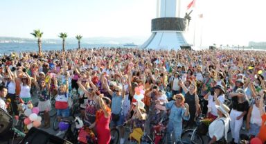 Süslü Kadınlar Karşıyaka'da pedalladı 