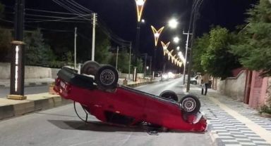 Takla atan otomobilini bırakıp kaçtı
