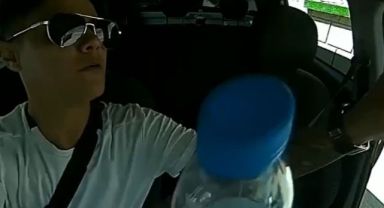 Taksinin güneşliğindeki parayı çaldı, fark edildiğini anlayınca kaçtı