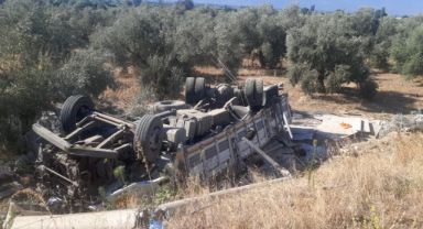 Tire’de kamyon şarampole devrildi; sürücü ağır yaralandı