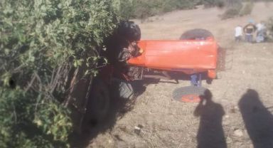 Traktörüyle römorkunun arasında kalan sürücü öldü