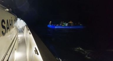 Yunanistan'ın ölüme terk ettiği 82 düzensiz göçmeni Sahil Güvenlik ekipleri kurtarıldı