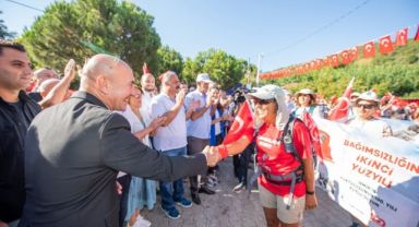 Zafer yolu kafilesi 100 yıl önceki gibi Kemalpaşa’da