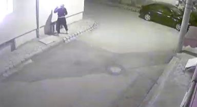 Alacak verecek meselesi nedeniyle 2 akrabasının evlerini ateşe verdi