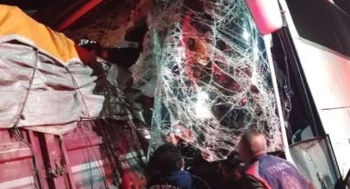 Amasya'da yolcu otobüsü ile kamyon çarpıştı: 2 ölü, 20 yaralı