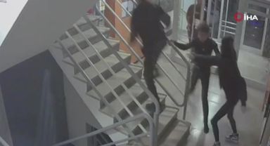 Apartmanda çocukları kovalayıp, yangın tüpünü etrafa sıktı