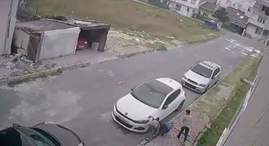 Arnavutköy'de çocuklar sokaktaki bütün arabaların sibop kapaklarını söktü
