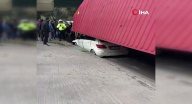 Bakırköy'de seyir halindeki tır, otomobilin üzerine devrildi!