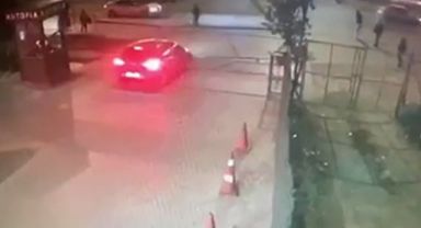 Beylikdüzü'nde ilginç kaza: Otomobil sürgülü kapıya vurdu, 3 kişi yaralandı