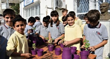 Bornovalı minikler toprakla buluştu