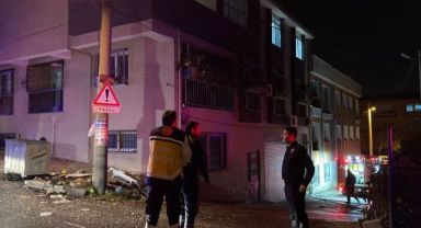 Buca'da ilginç olay, kitapları, eşyaları yakıp attı evi ateşe verdi