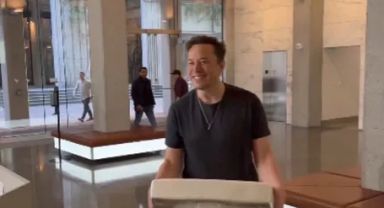 Elon Musk, Twitter Genel Merkezi'ne elinde lavaboyla girdi