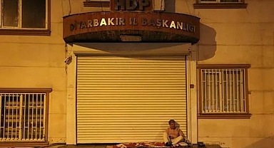 HDP binasının önüne yatak serdi: Oğlum gelene kadar...