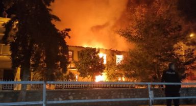 İzmir’de 2 katlı bina alev alev yandı
