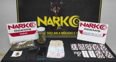 İzmir'de anne oğul torbacı, narkotik polisine yakalandı