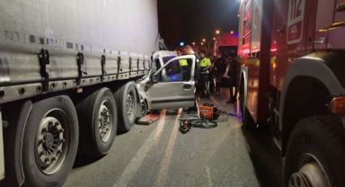 İzmir’de hafif ticari araç tıra ok gibi saplandı: 1 ölü