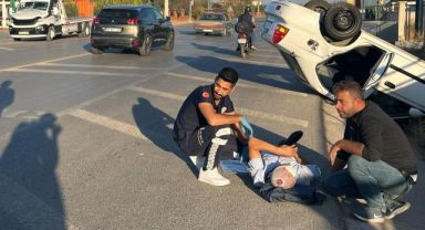 İzmir’de otomobil yol kenarını devrildi, 2 kişi yaralandı