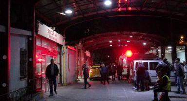 İzmir’de trafikte yol verme kavgası: 2’si ağır 4 yaralı