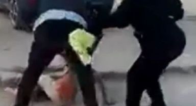 Küçük çocukları tekme tokat dövdü