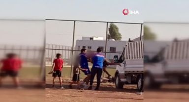 Mardin'de pes dedirten görüntüler! Antrenör küçük çocuğu yerden yere vurdu