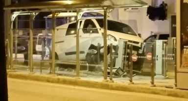 Minibüs tramvay durağına daldı, faciadan dönüldü