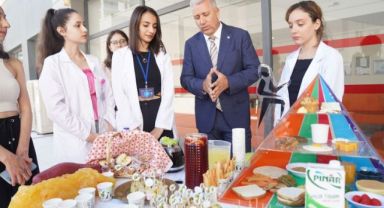 Rektör Prof. Dr. Budak, Karşıyaka Sağlık Bilimleri Fakültesinde topluluk stantlarını ziyaret etti