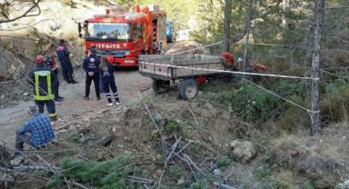 Şarampole yuvarlanan traktör babayla oğlunu birbirinden ayırdı