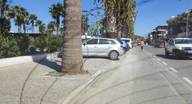 Sığacık'ta kaldırımlar park oldu, vatandaşlar isyanda!