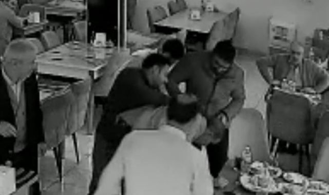 Van'da panik dolu anlar: Nefes borusuna yiyecek kaçan müşteriyi iş yeri sahibi kurtardı