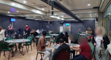 1 ayda 3 defa mühürlenen kıraathaneye kumar baskını: 47 kişiye suçüstü