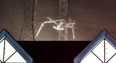 ABD'de küçük uçak elektrik direğine saplandı: 2 yaralı