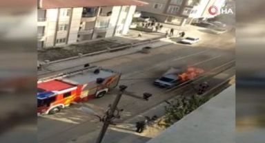 Ankara'da seyir halindeki araç alev aldı