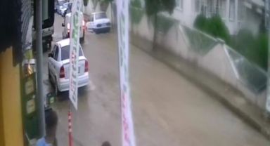 İzmir'de bazı iş yerlerini su bastı