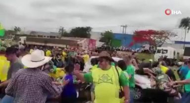 Brezilya'da yol kapatan Bolsonaro destekçilerinin arasına araç daldı
