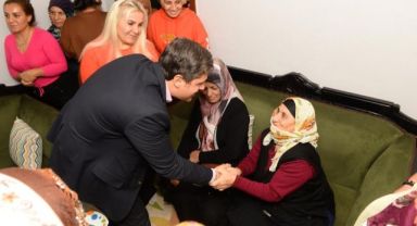 CHP İzmir'den bir günde 3313 hane ziyareti