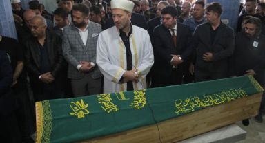 Depremde balkondan atlayarak hayatını kaybeden Efe toprağa verildi
