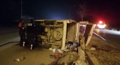 Elektrik direğine çarpan minibüs yan yattı: 4 yaralı