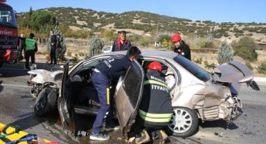 İki otomobil kavşakta çarpıştı: 1'i ağır 4 yaralı