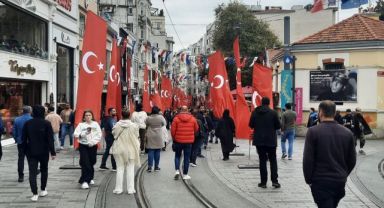 İstiklal Caddesi Türk bayraklarıyla donatıldı