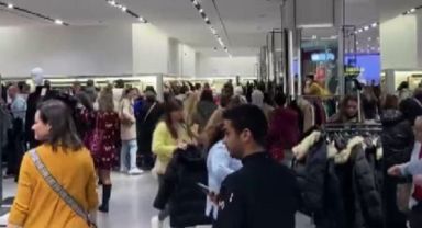 İzmir'de AVM'lerde indirim izdihamı